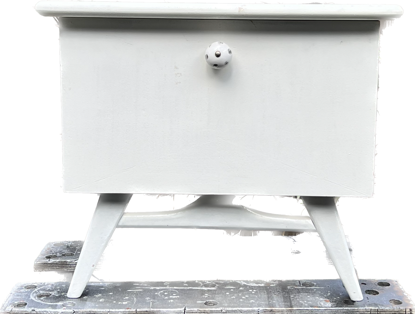 Vintage cabinet, Louis van Teeffelen with a retro print in pink, gold and white | The Vintage Vibe
