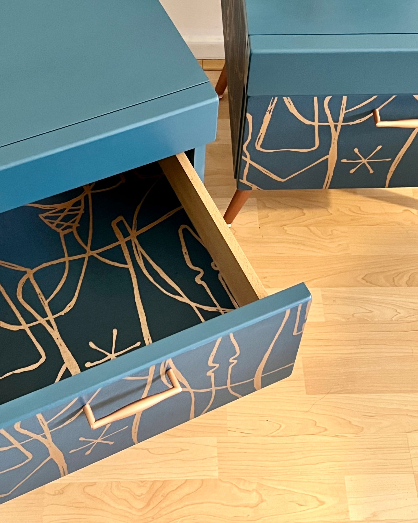 Vintage nachtkastjes in blauw en koper en een losjes getekende print | The Vintage Vibe