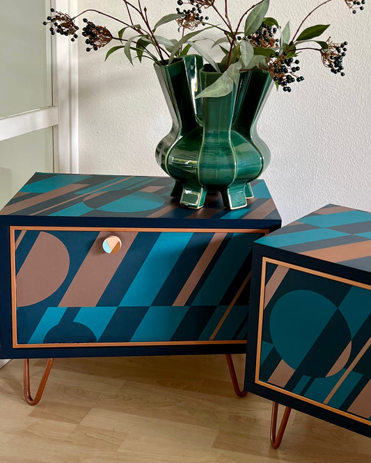 Vintage nachtkastjes in blauw en koper met gave geometrische print | The Vintage Vibe