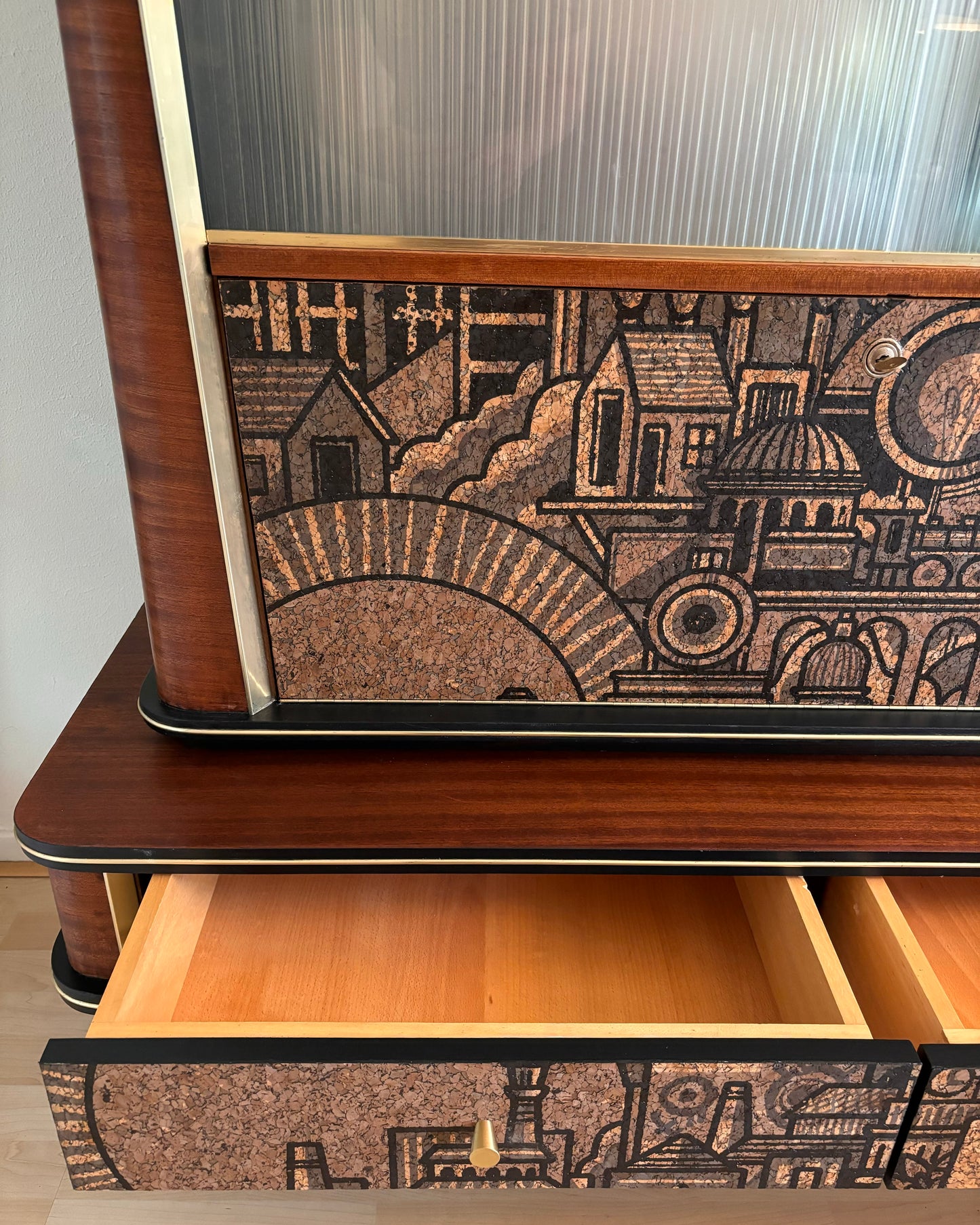Vintage midcentury drankenkast met vitrine met ‘Hit the North’ kurkprint | The Vintage Vibe