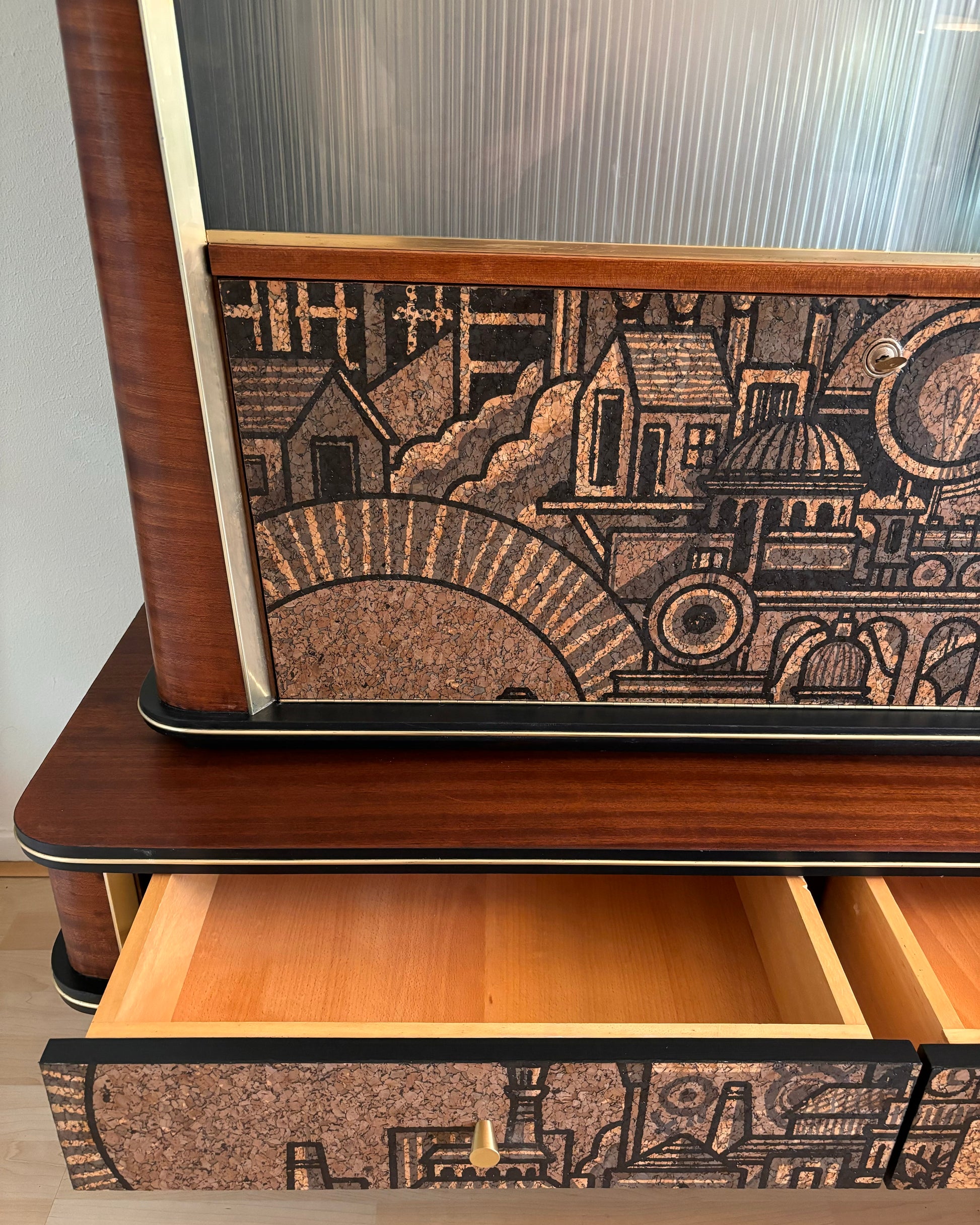 Vintage midcentury drankenkast met vitrine met ‘Hit the North’ kurkprint | The Vintage Vibe