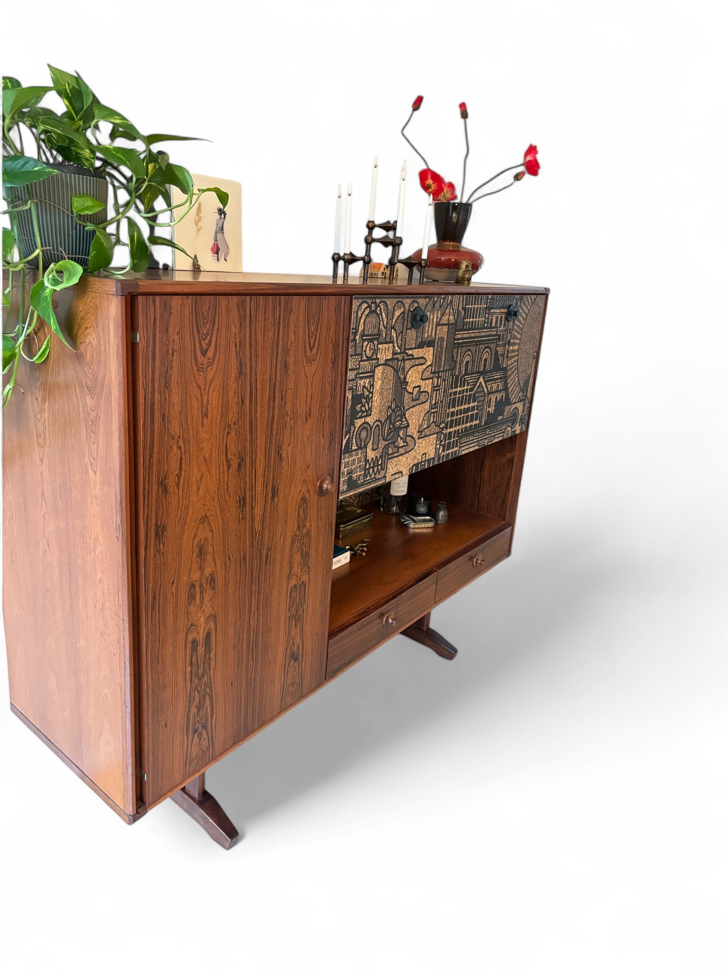 Mid Century Modern Highboard met ‘Hit the North’ kurkprint | The Vintage Vibe