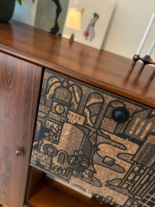 Mid Century Modern Highboard met ‘Hit the North’ kurkprint | The Vintage Vibe