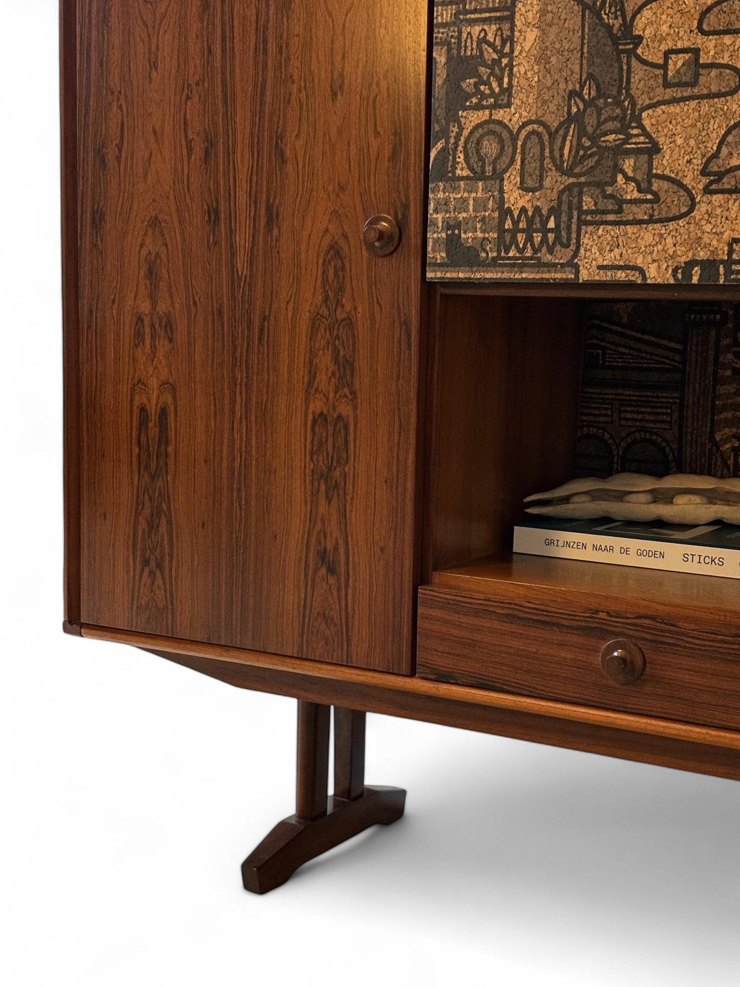 Mid Century Modern Highboard met ‘Hit the North’ kurkprint | The Vintage Vibe