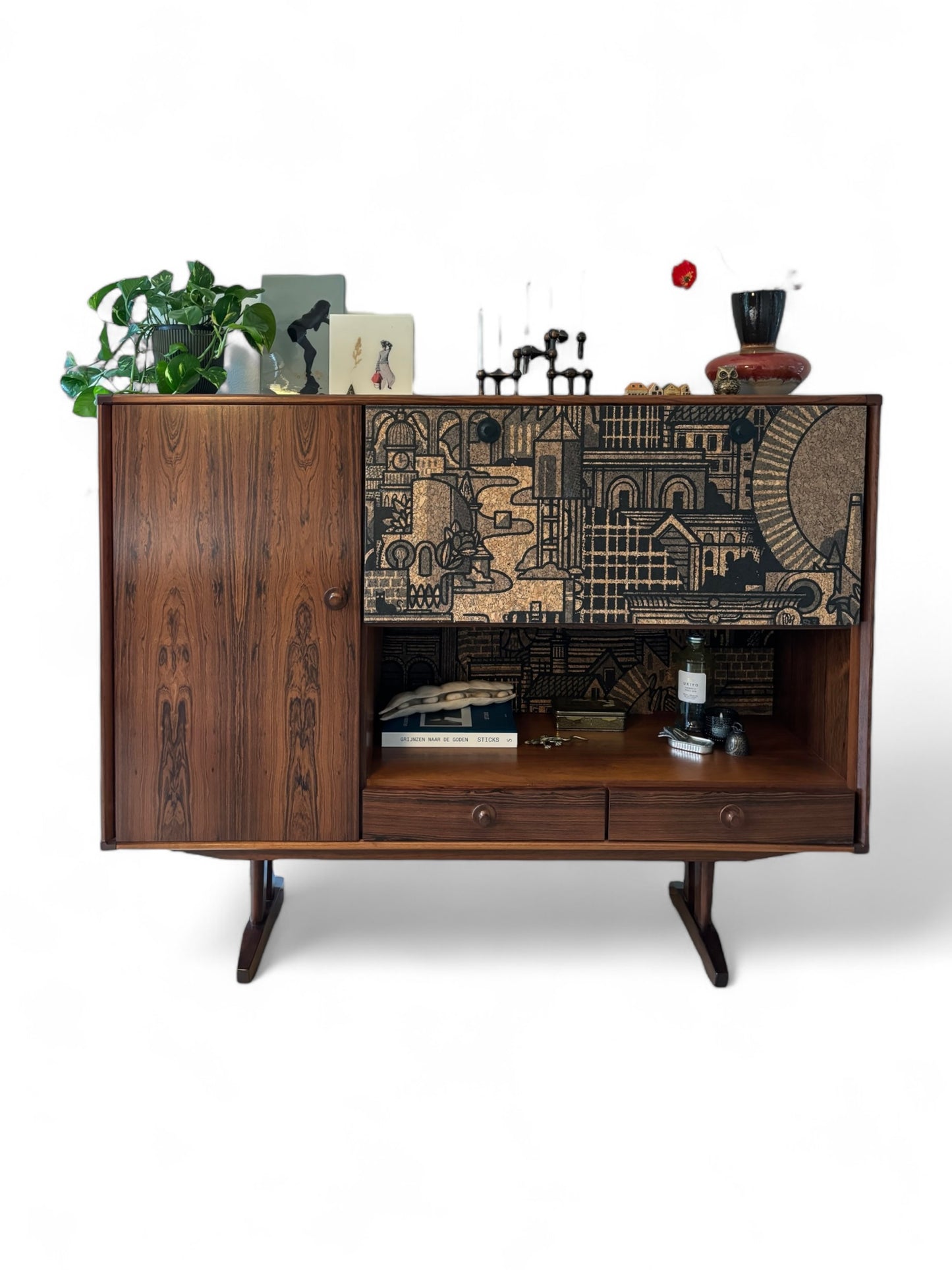 Mid Century Modern Highboard met ‘Hit the North’ kurkprint | The Vintage Vibe