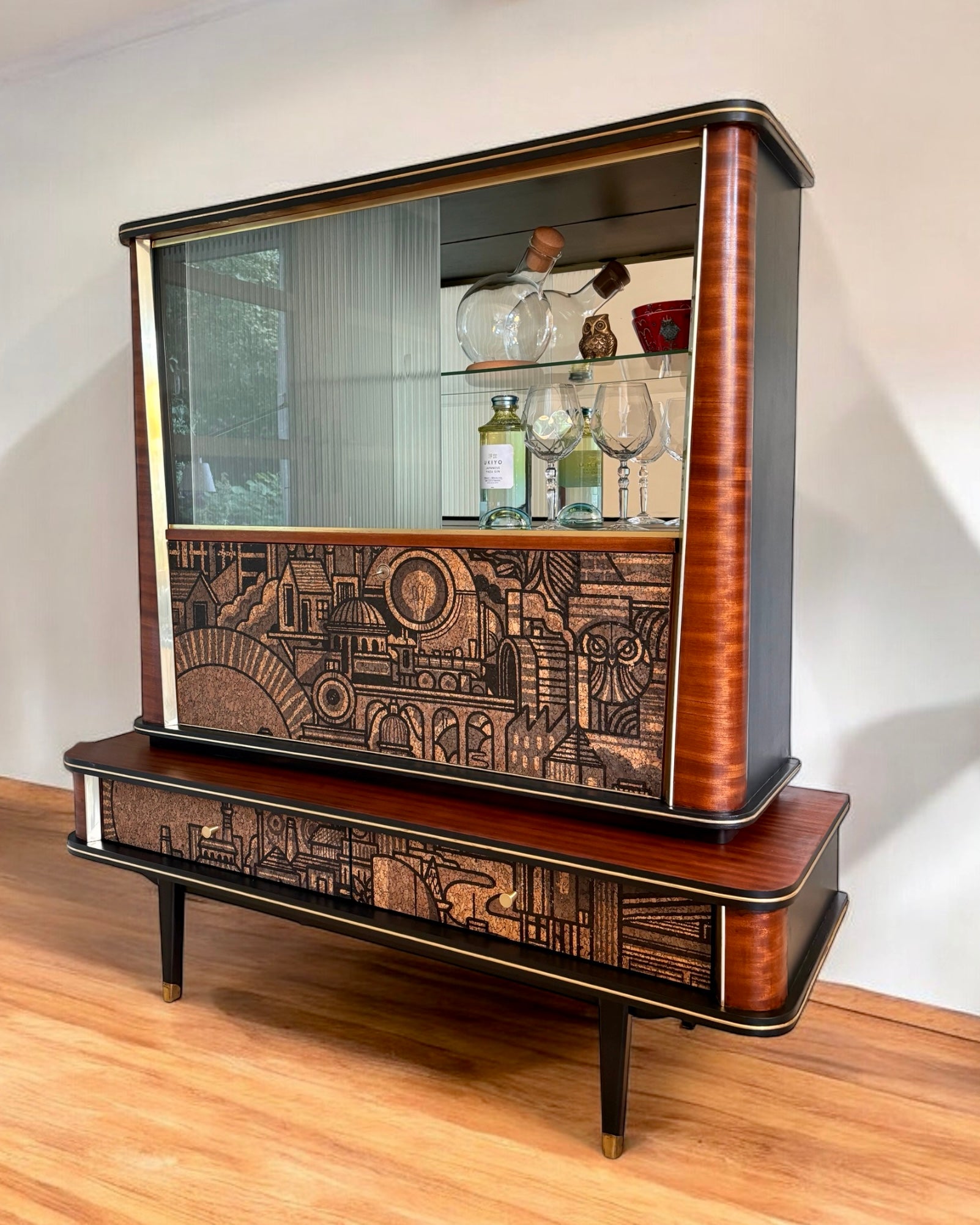 Vintage midcentury drankenkast met vitrine met ‘Hit the North’ kurkprint | The Vintage Vibe
