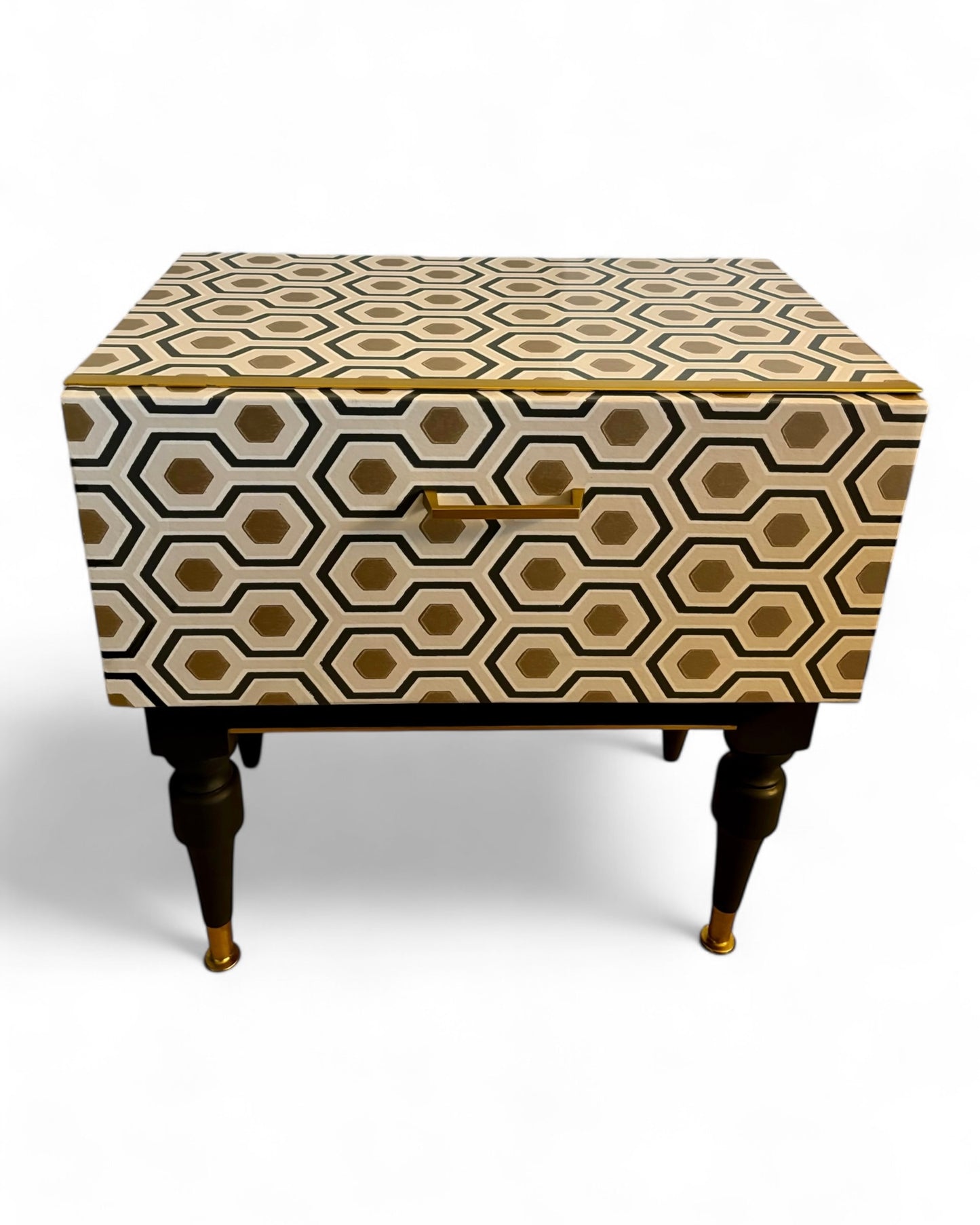 Mid Century kastjes met Hicks’ Hexagon van Cole & Son | The Vintage Vibe