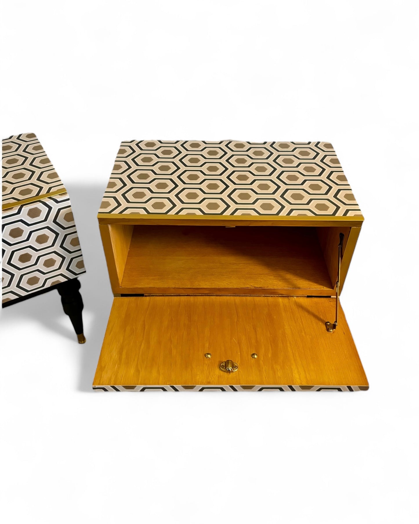 Mid Century kastjes met Hicks’ Hexagon van Cole & Son | The Vintage Vibe