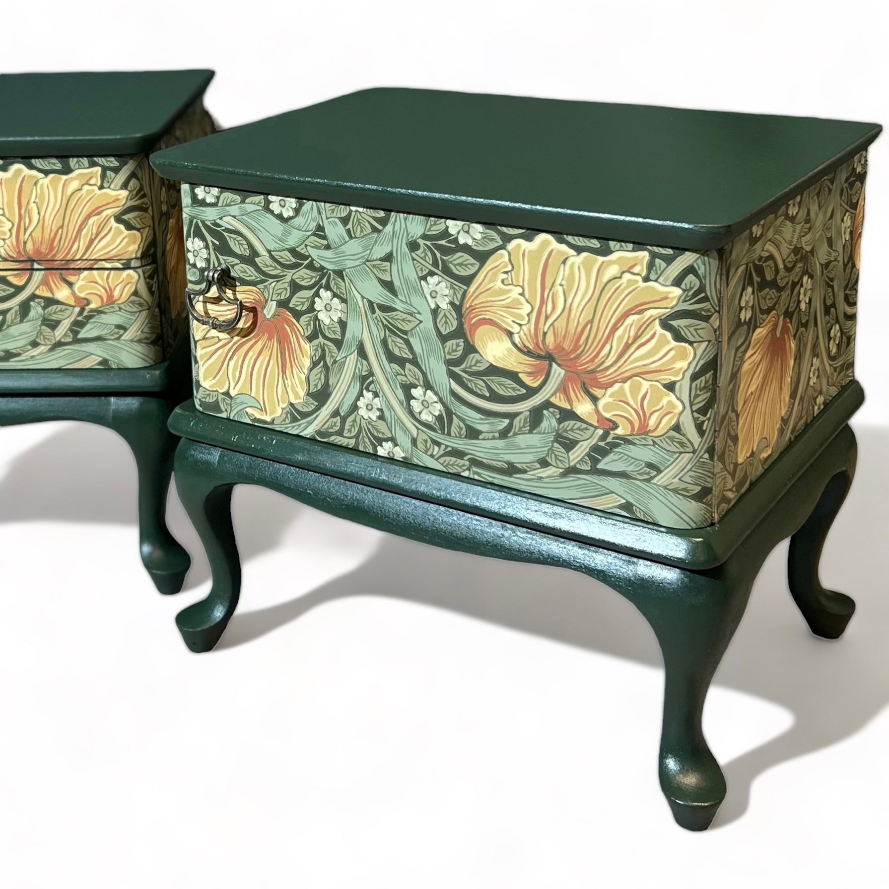 Vintage nachtkastjes in Pimpernel by William Morris | The Vintage Vibe
