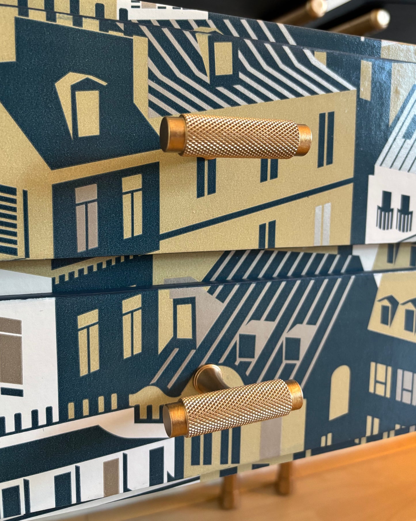 Vintage nachtkastjes bekleed met Emma's Apartment van Mini Moderns | The Vintage Vibe