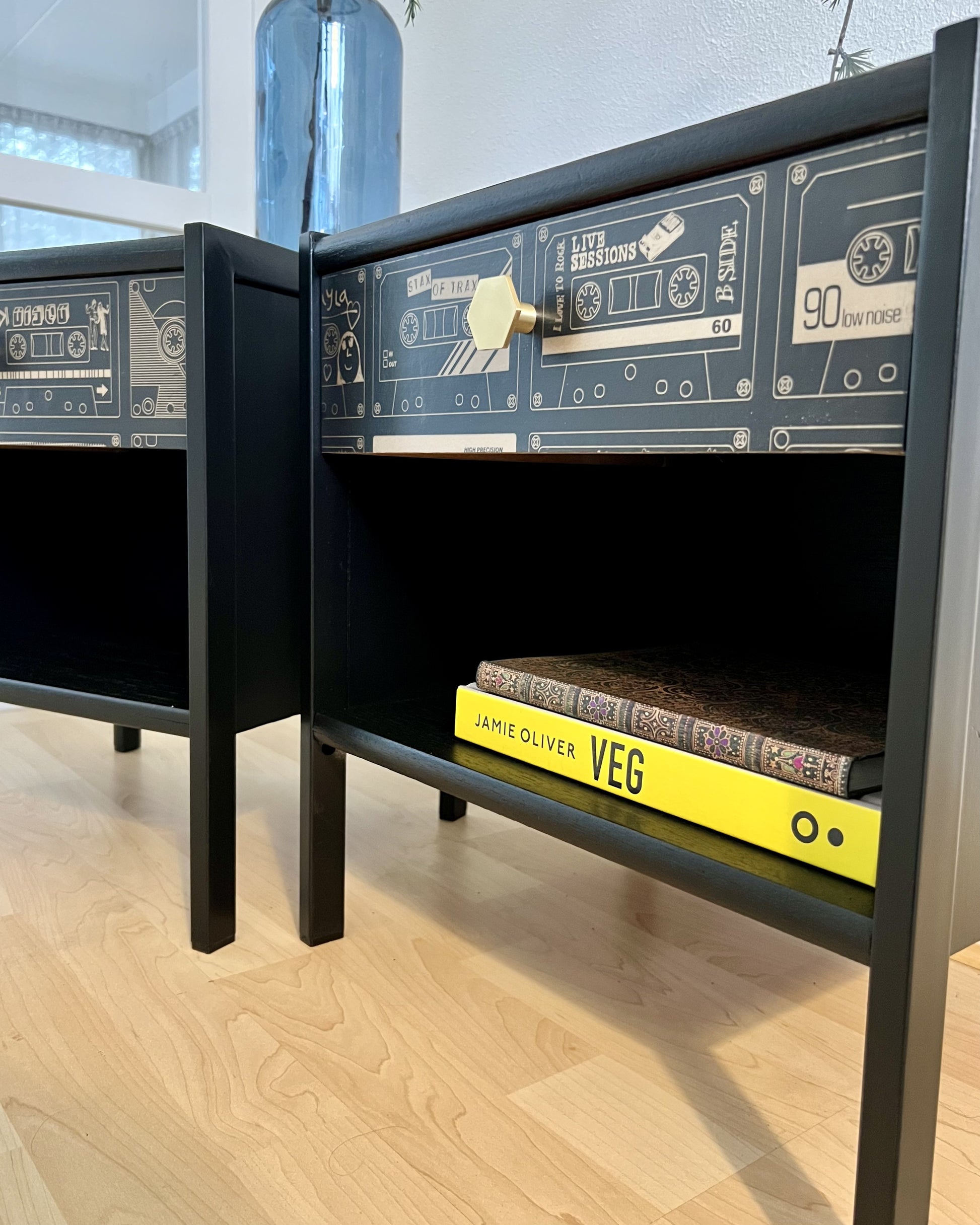 Vintage nachtkastjes in zwart en goud met gave print van cassettebandjes | The Vintage Vibe