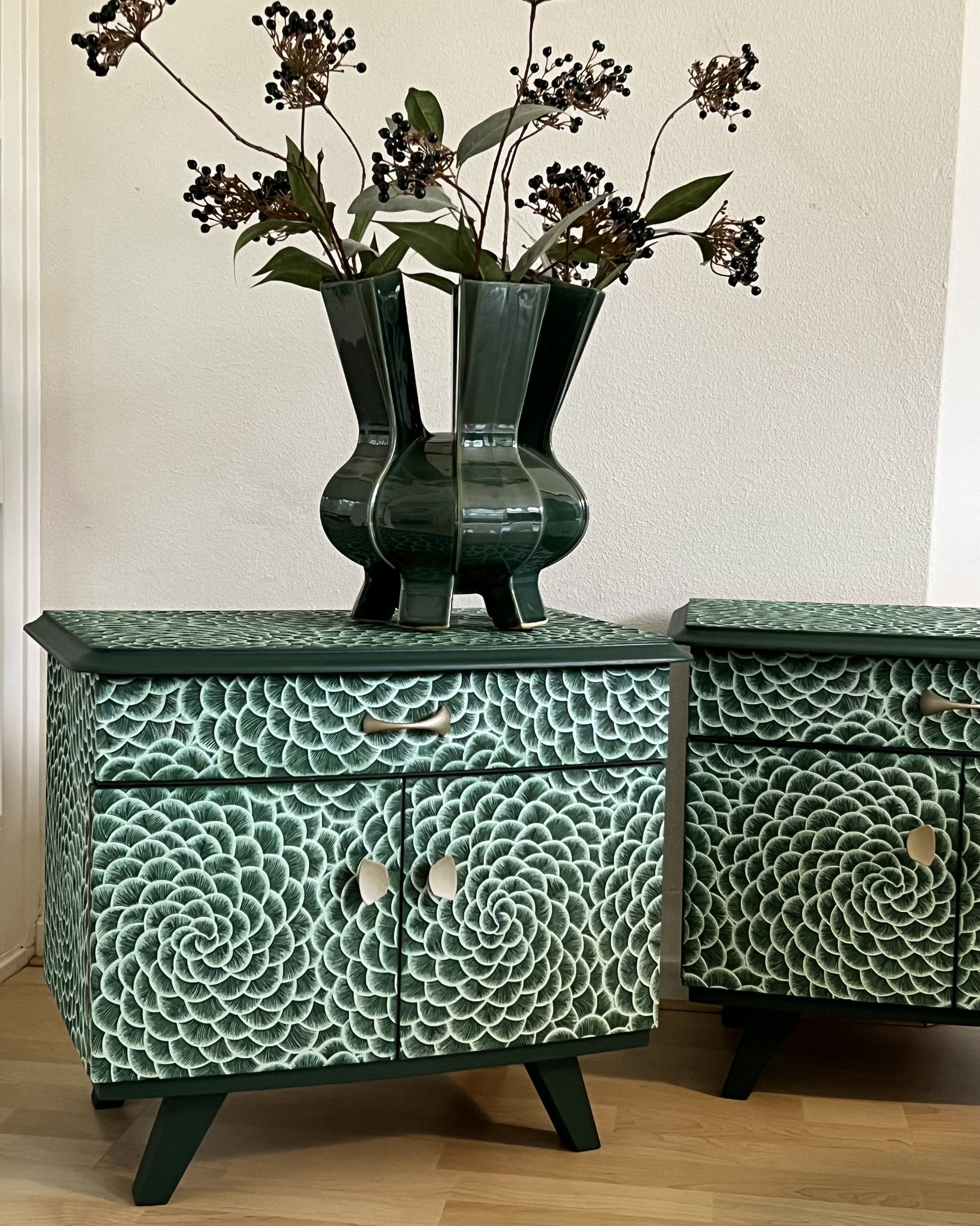 Vintage nachtkastjes met een print in groen en parelmoer | The Vintage Vibe
