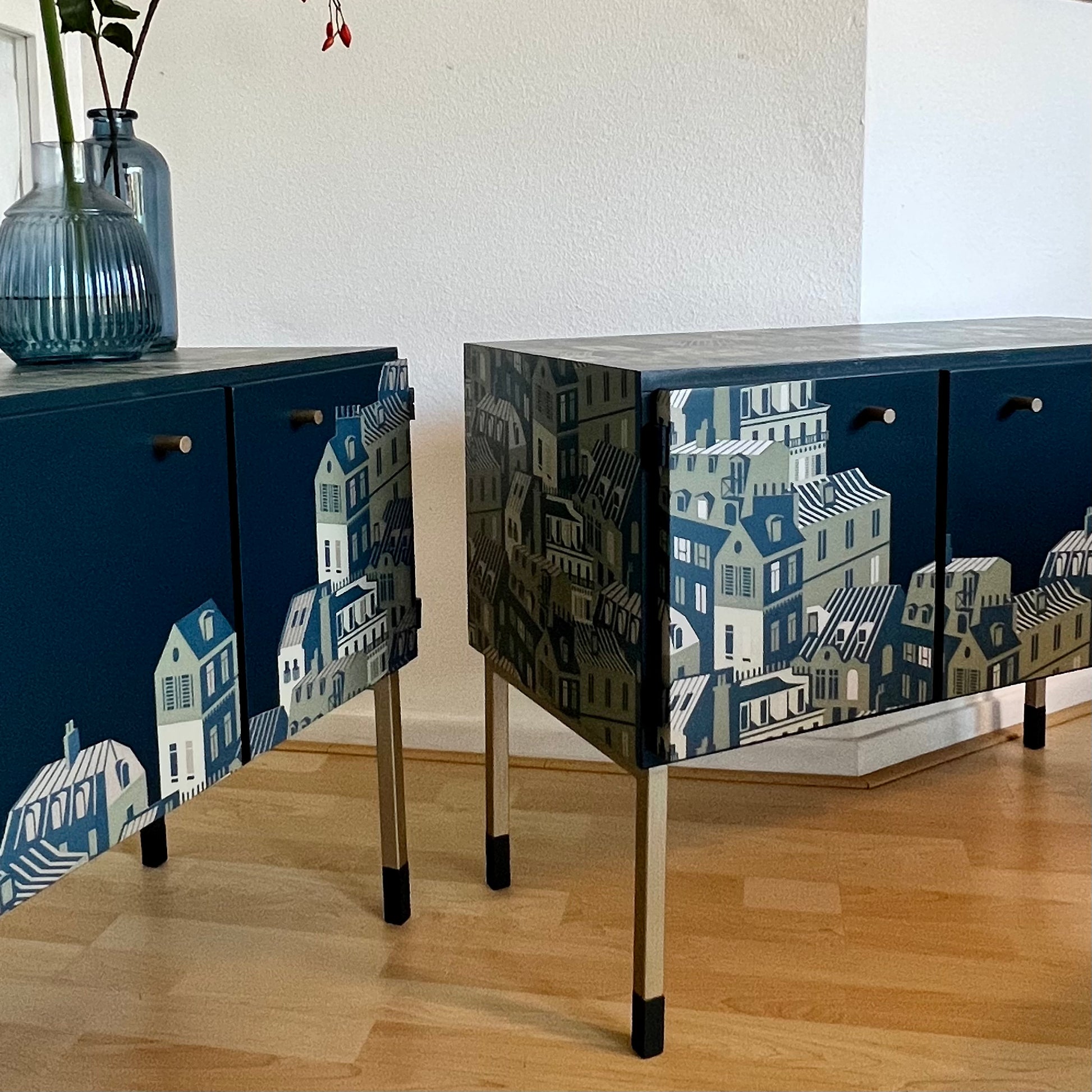 Vintage nachtkastjes in blauw, groen en goud en een print van de daken van Parijs | The Vibtage Vibe