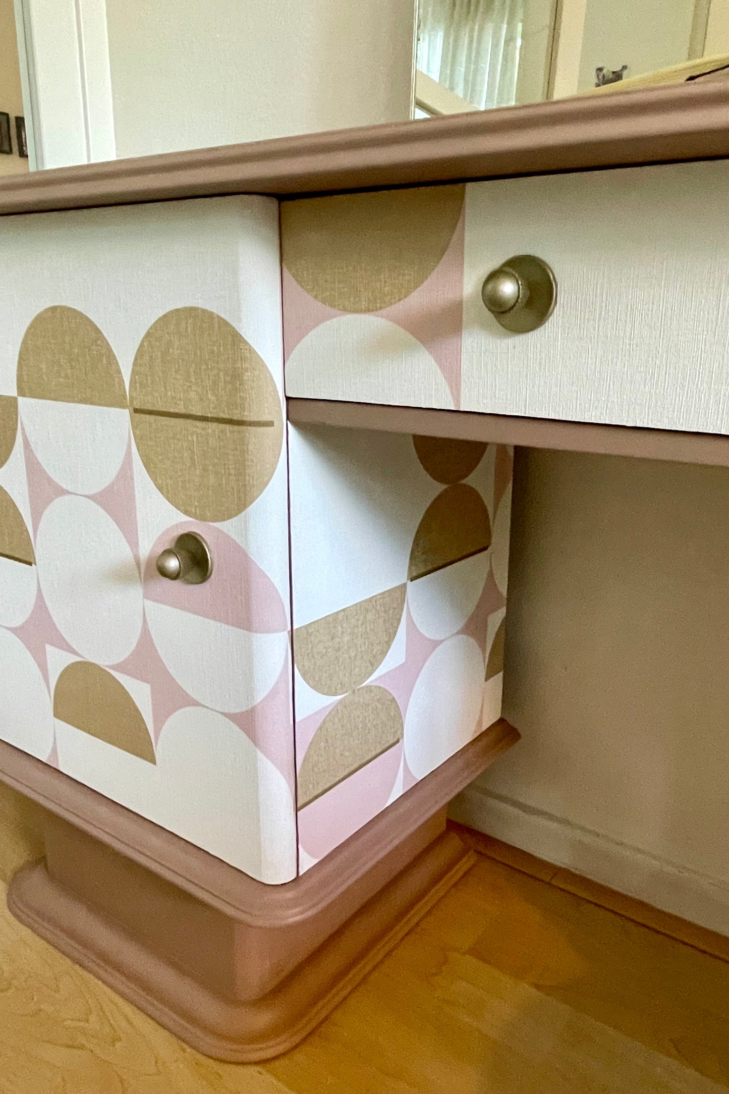 Vintage kaptafel bekleed met een prachtige print in roze, goud en wit | The Vintage Vibe