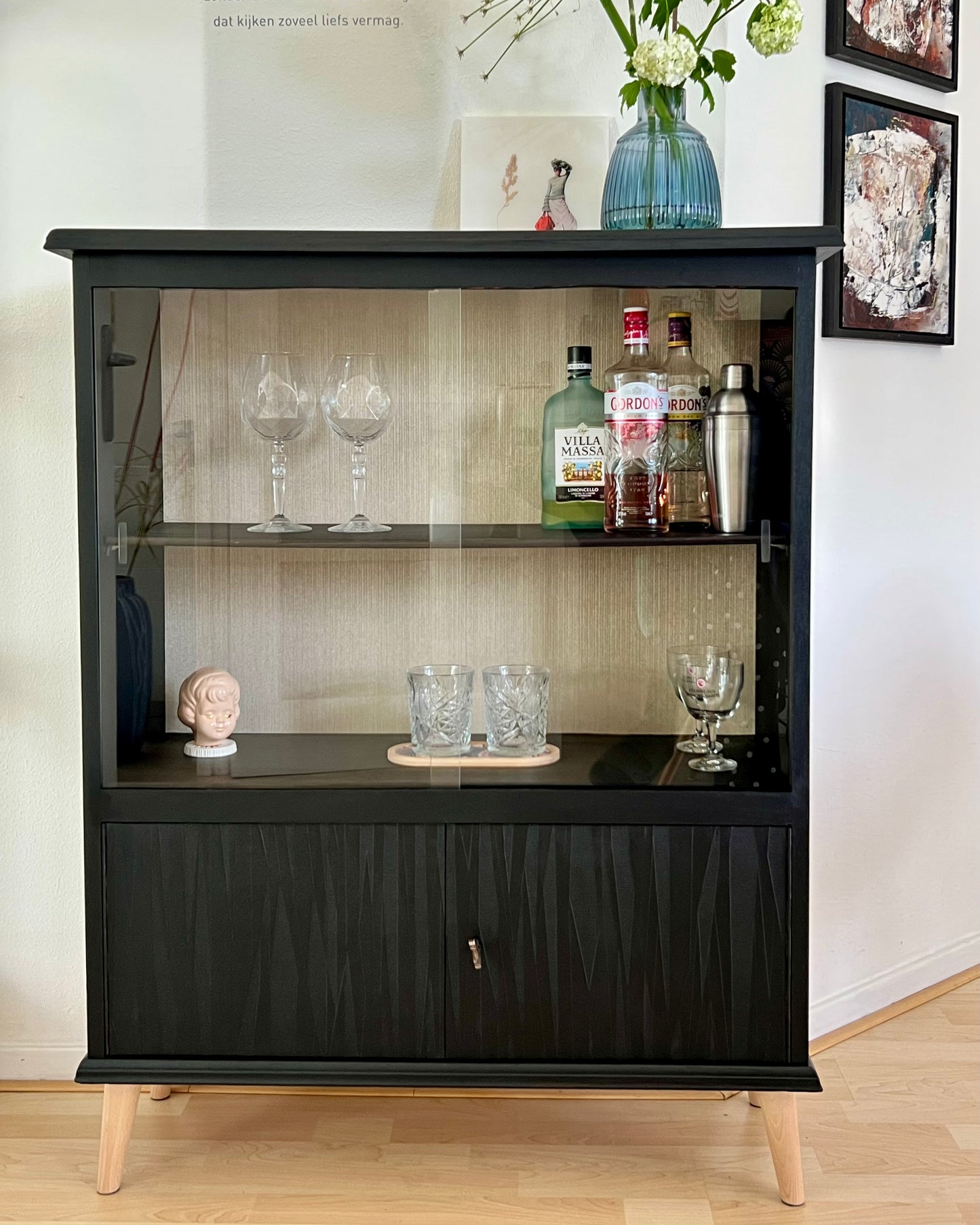 Vintage display cabinet in black with gold in beautiful condition, stylish and spacious | The Vintage Vibe