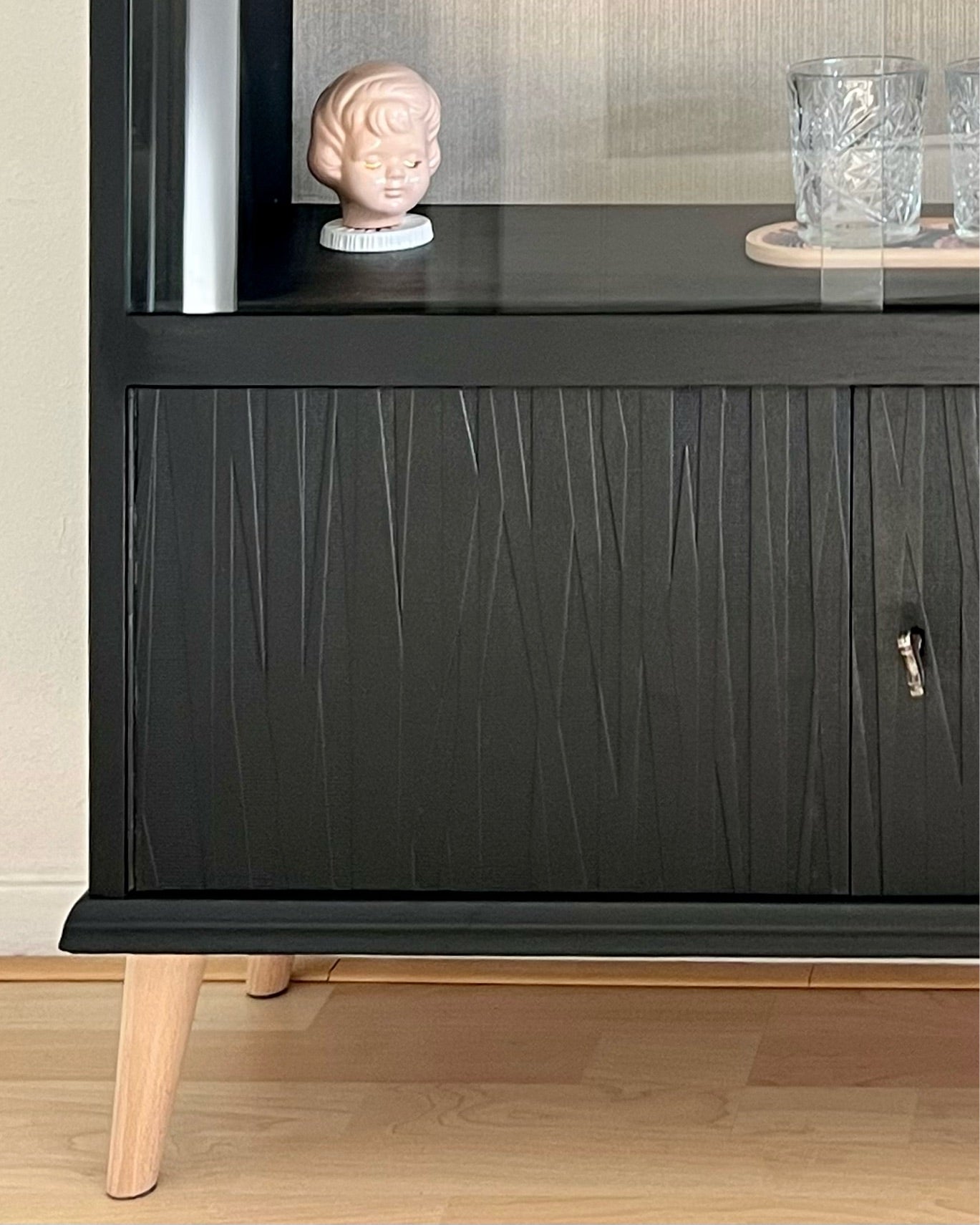 Vintage display cabinet in black with gold in beautiful condition, stylish and spacious | The Vintage Vibe